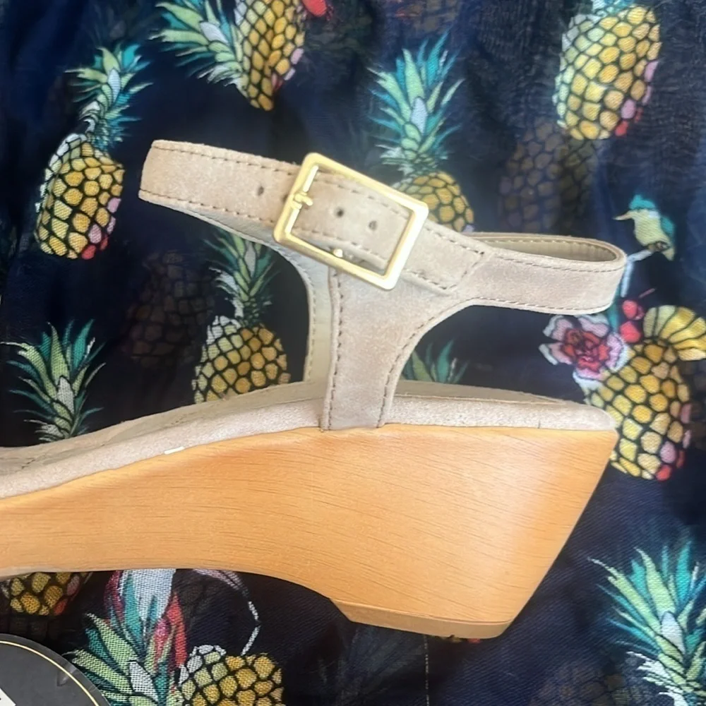 Brand New White Mountain Genuine Leather Neutral Wedge Heel Ankle Strap Sandals
